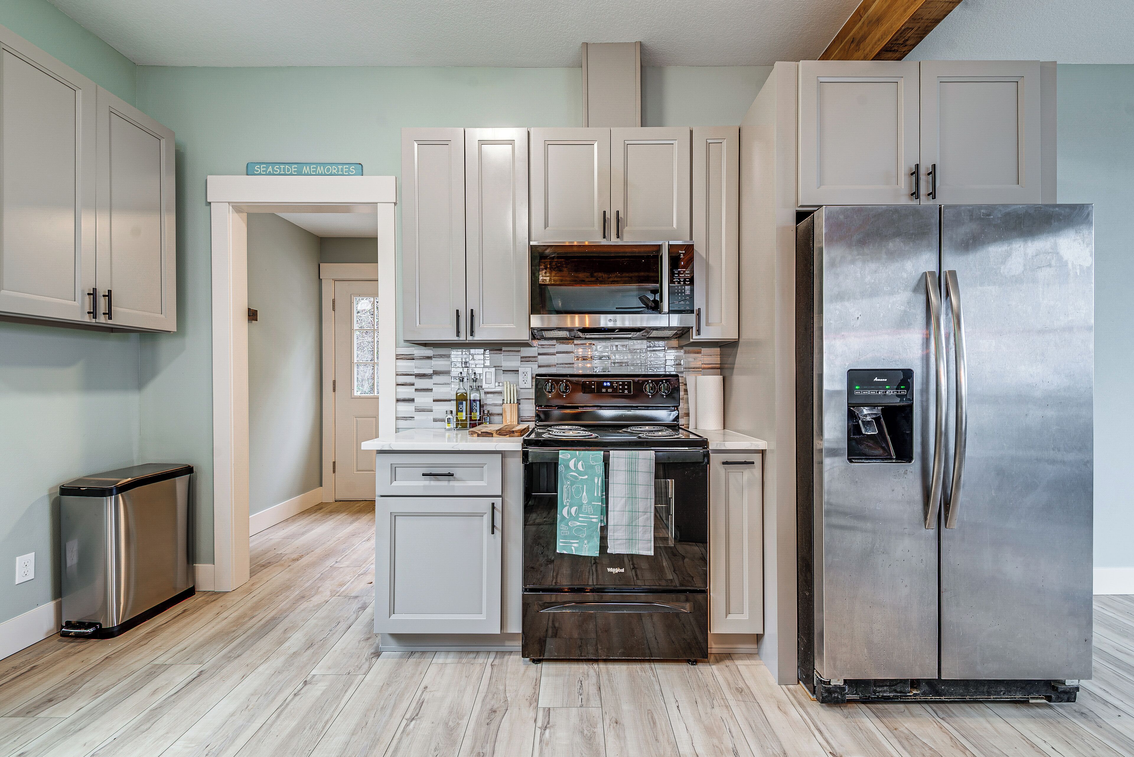 Refrigerador, microondas, placa de cocina, lavavajillas