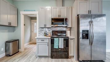 Refrigerador, microondas, placa de cocina, lavavajillas