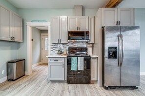 Fridge, microwave, stovetop, dishwasher - Astoria Home Base w/ River Views, 3 Mi to Dtwn! (Astoria)