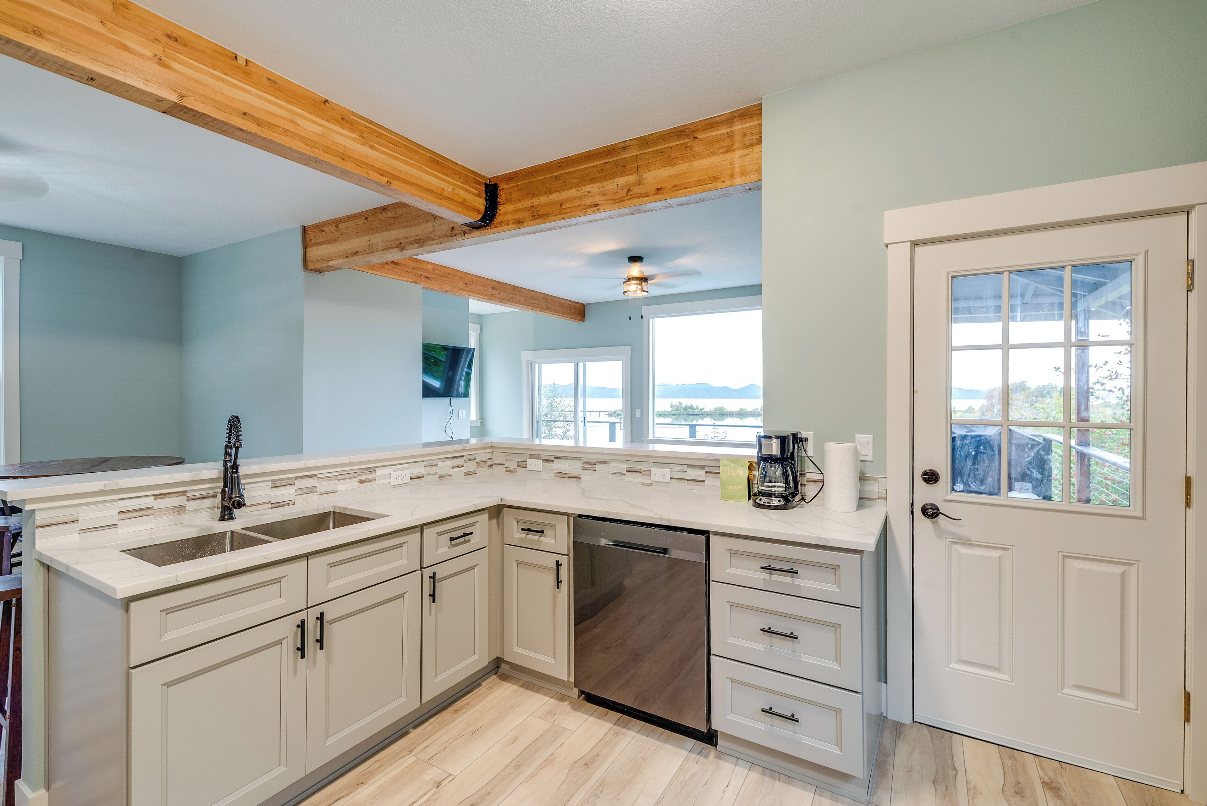 Kühlschrank, Mikrowelle, Herdplatte, Geschirrspüler