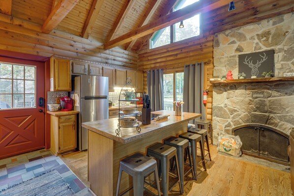 Refrigerador, microondas, parrilla de estufa y cafetera y tetera 