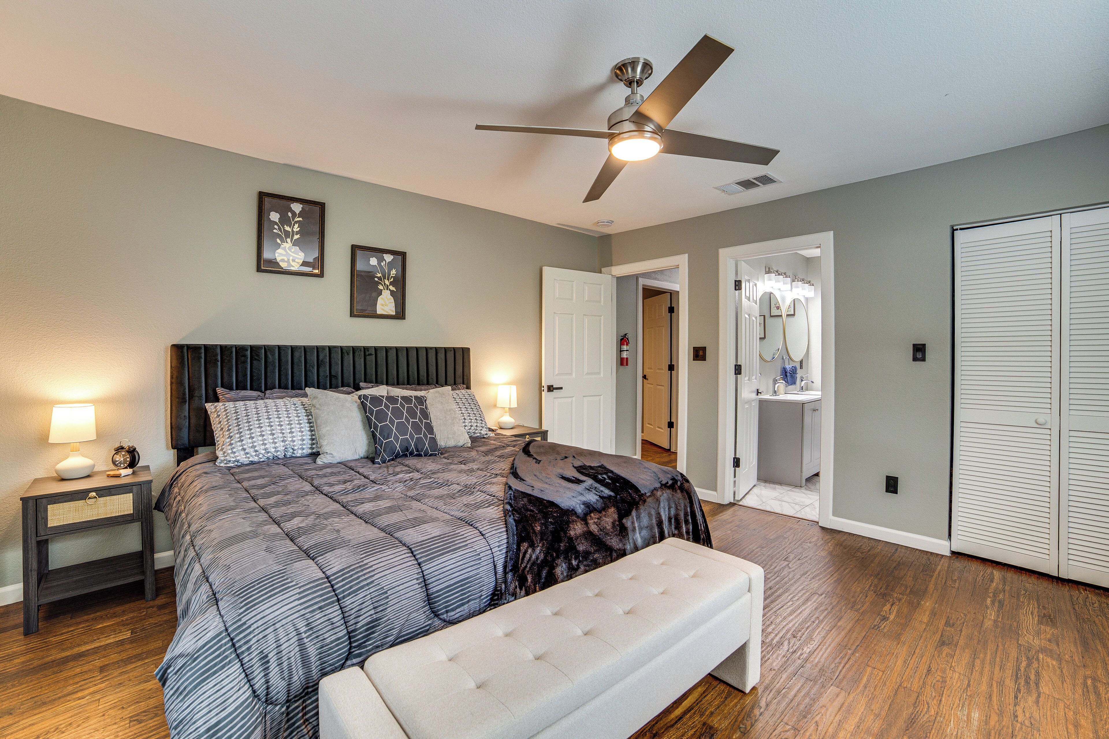 3 bedrooms, desk, iron/ironing board, internet