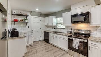 Een koelkast, een magnetron, een kookplaat, een vaatwasser