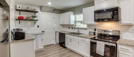 Fridge, microwave, stovetop, dishwasher