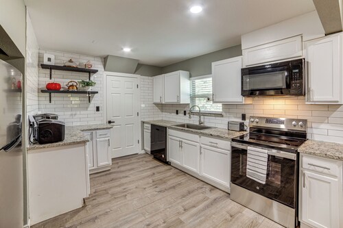 Walk to East Texas A&M! Home w/ Pet-Friendly Yard