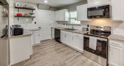 Walk to East Texas A&M! Home w/ Pet-Friendly Yard