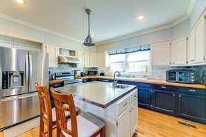 Kjøleskap, mikrobølgeovn, kokeplater og oppvaskmaskin