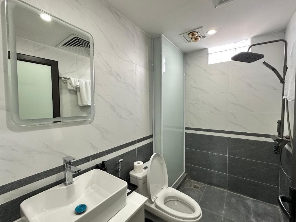 Habitación doble estándar | Baño | Regadera, amenidades de baño gratuitas, secadora de cabello, pantuflas 