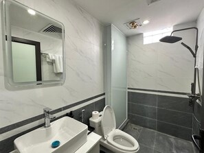 Quarto casal standard | Banheiro | Chuveiro, produtos de toalete grátis, secador de cabelo, chinelos