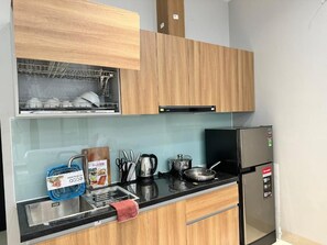 Quarto casal standard | Cozinha privada | Geladeira grande, micro-ondas, talheres/pratos/utensílios de cozinha