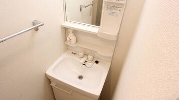 Secador de pelo, toallas, jabón y papel higiénico