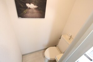 ヘアドライヤー、タオル、石鹸、トイレットペーパー