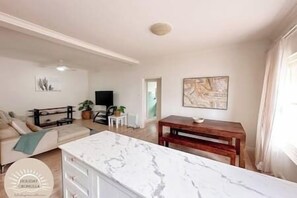 Smart TV, books - North Facing Seaside Apartment (Cronulla)