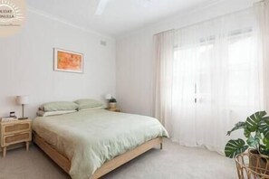 2 bedrooms, iron/ironing board, travel crib, free WiFi - North Facing Seaside Apartment (Cronulla)