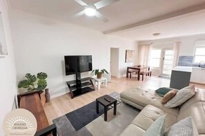 Smart TV, books - North Facing Seaside Apartment (Cronulla)