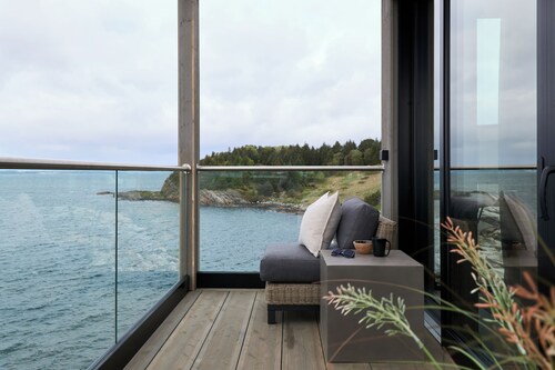 Hideaway Herdla 1 – unique and luxurious cabin 15 m above the sea near Bergen