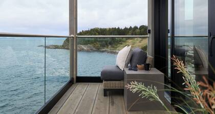 Hideaway Herdla 1 – unique and luxurious cabin 15 m above the sea near Bergen