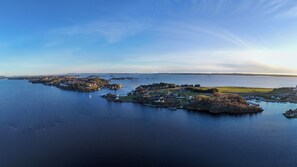 Aerial view - Hideaway Herdla 1 – unique and luxurious cabin 15 m above the sea near Bergen (Herdla)