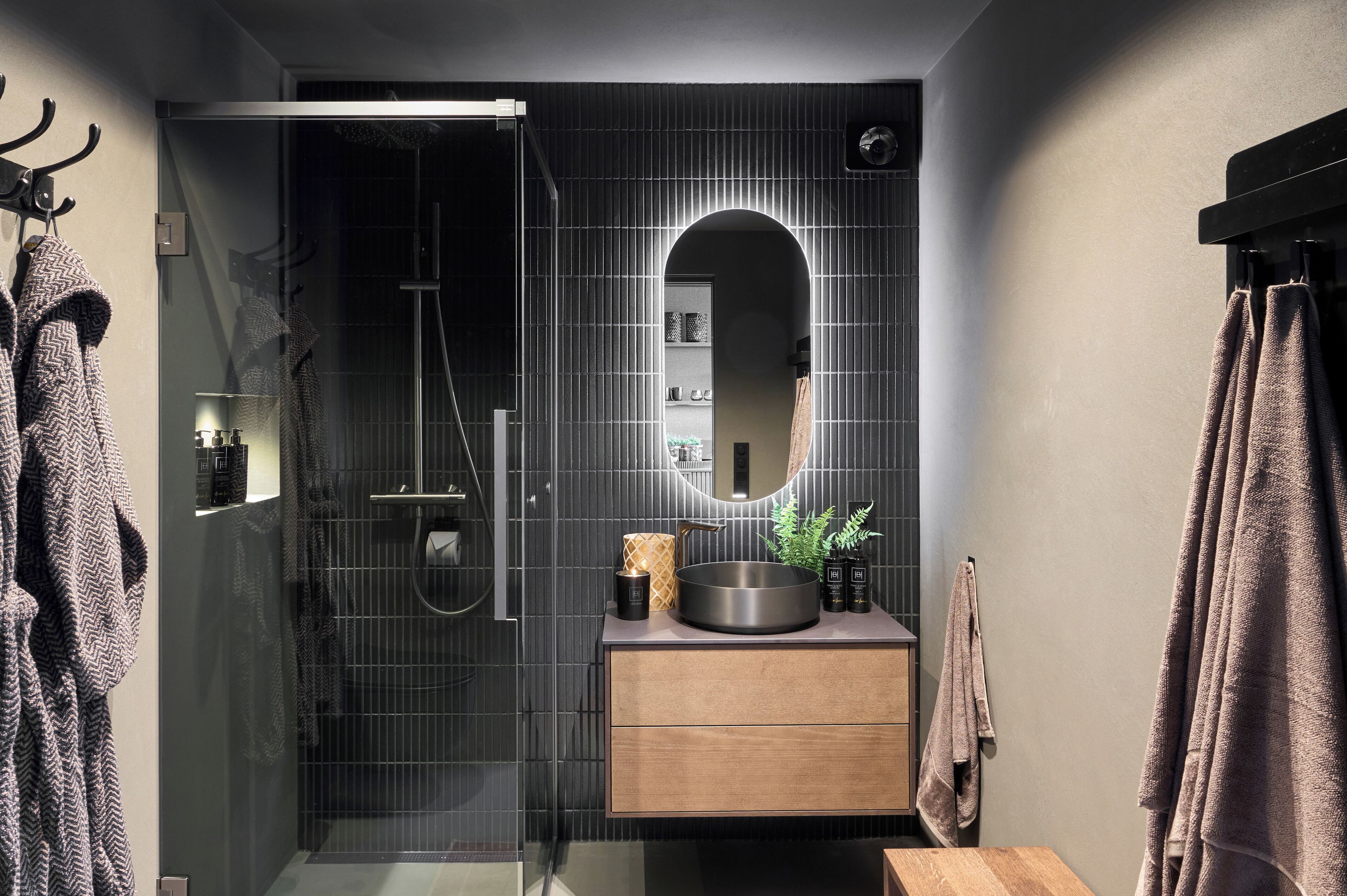 Chuveiro, toalhas de banho, sabonete, papel higiênico