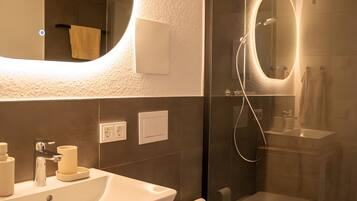 Ducha, secador de pelo y toallas