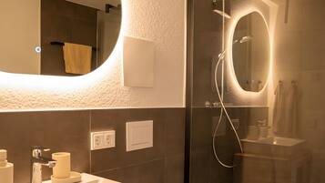 Dusche, Haartrockner, Handtücher