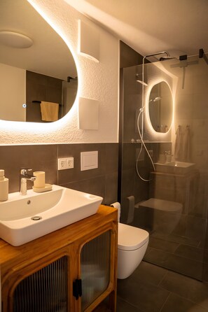 Een douche, een haardroger, handdoeken