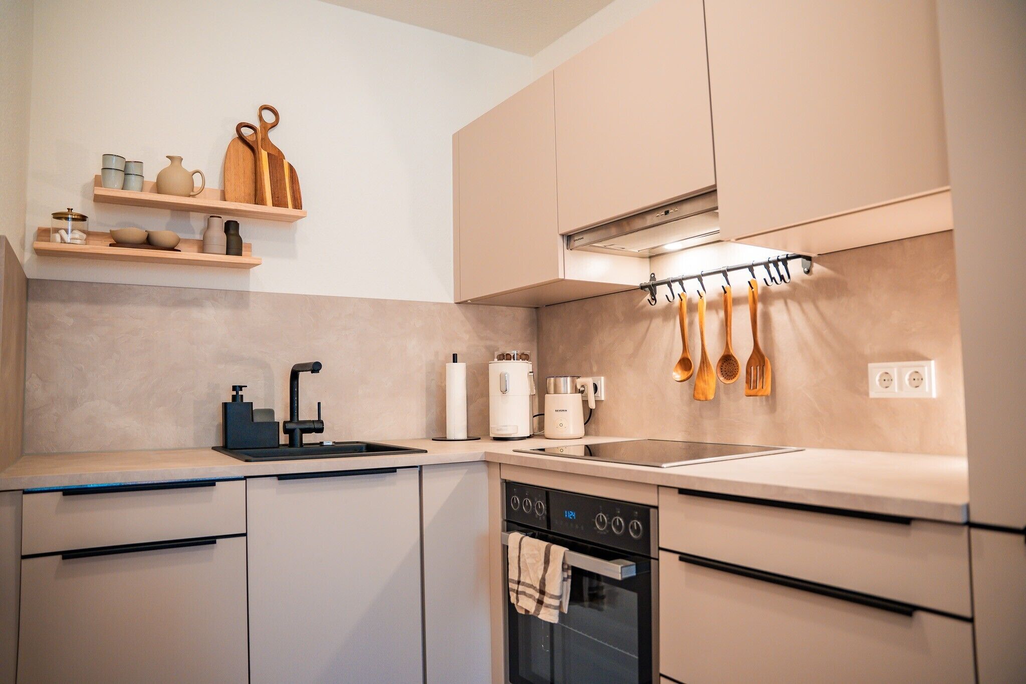 Réfrigérateur, micro-ondes, four, plaque de cuisson