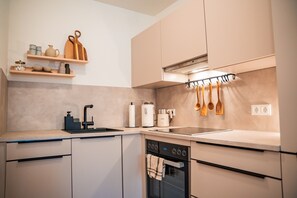 Jääkaappi, mikroaaltouuni, uuni, liesi