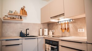 A modern kitchen with a dishwasher, oven, and a coffee maker. - Apartment 'Riversidesuite Tübingen' with Shared Terrace, Shared Garden and Wi-Fi (Tübingen)