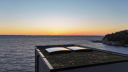 Hideaway Herdla 2 – unique and luxurious cabin 15 m above the sea near Bergen