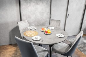 In-room dining - HANA 102 (Sapporo)