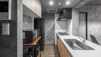 Lemari es, microwave, kompor, dan penanak nasi