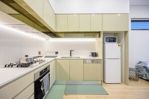 Fridge, microwave, oven, stovetop