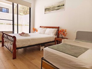 1 bedroom, iron/ironing board, free WiFi, bed sheets - Premium location one bedroom APT with secure car parking - 5 mins Train, Shops (Eastwood)