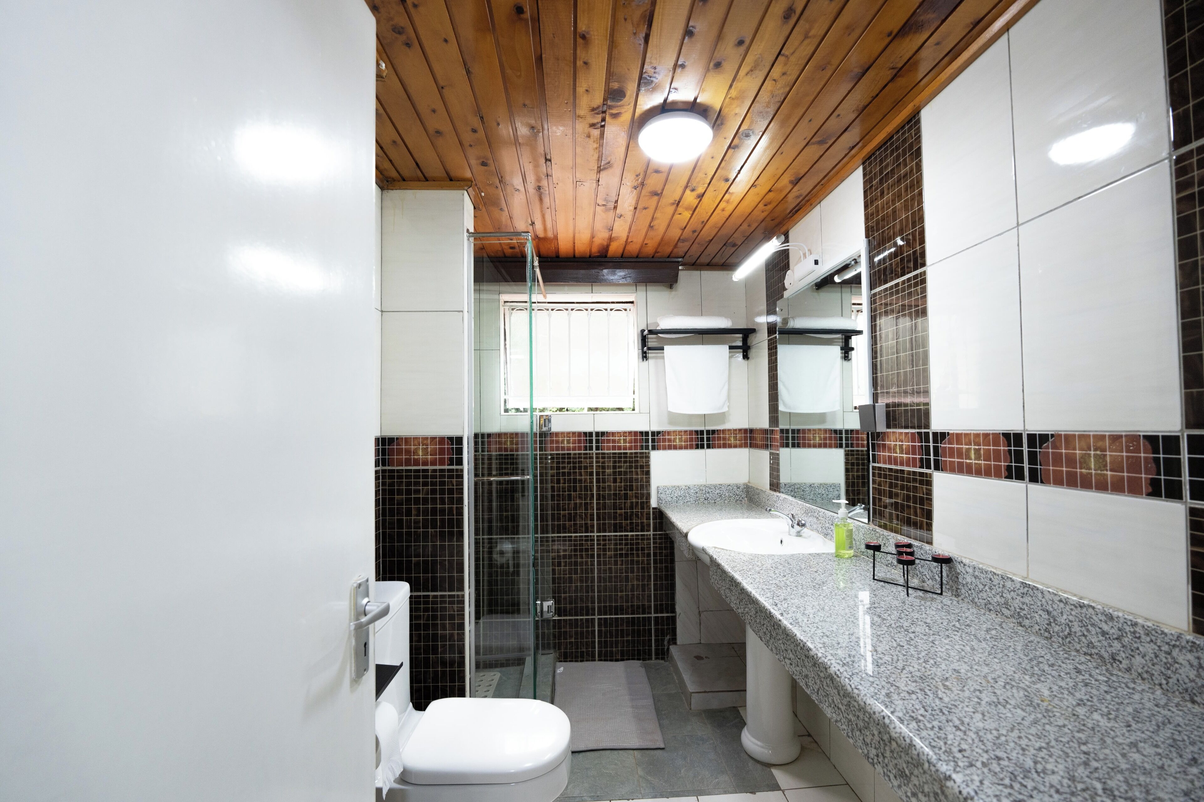 シングルルーム パティオ ガーデンビュー | バスルーム | スリッパ