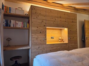 2 عدّة غرف نوم ومكتب وواي فاي مجانًا وملاءات أسرّة