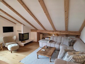 Fernseher, Kamin, Tischtennisplatte