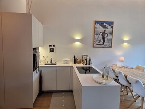 ثلاجة، فرن، موقد طهي مسطح، غسالة أطباق