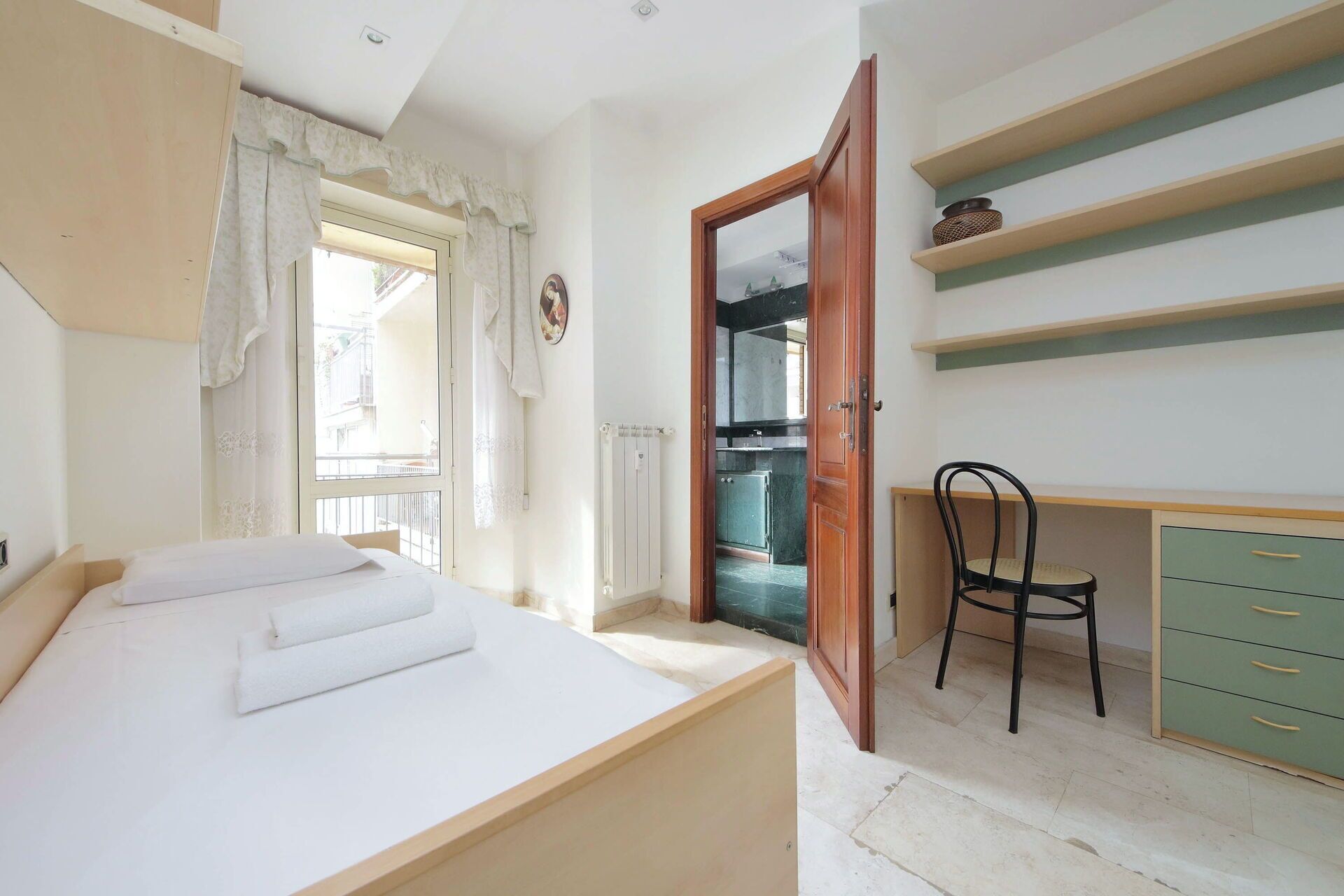 Iron/ironing board, travel crib, free WiFi