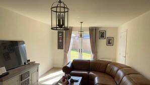 House, 3 Bedrooms, Garden View | Living room | Flat-screen TV, books - Comfortable 5 - Guest Abode - In Quiet Village (Grantham)