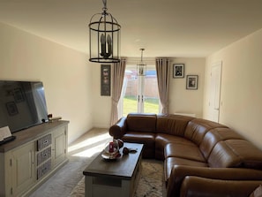 House, 3 Bedrooms, Garden View | Living room | Flat-screen TV, books - Comfortable 5 - Guest Abode - In Quiet Village (Grantham)