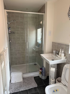 House, 3 Bedrooms, Garden View | Bathroom - Comfortable 5 - Guest Abode - In Quiet Village (Grantham)