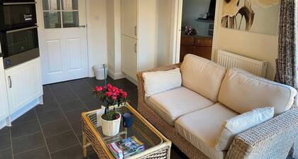 Comfortable 5 - Guest Abode - In Quiet Village