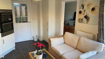 House, 3 Bedrooms, Garden View | Living room | Flat-screen TV, books