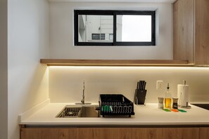 Réfrigérateur, micro-ondes, plaque de cuisson, cafetière/bouilloire