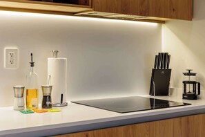 Kühlschrank, Mikrowelle, Herdplatte, Wasserkocher mit Kaffee-/Teezubehör