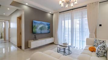 Departamento clásico, balcón, vista a la ciudad | Área de sala de estar | Televisión de plasma de 55 pulgadas con canales por cable y Netflix