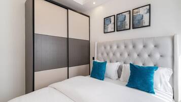 Classic-Apartment, Balkon, Stadtblick | Schreibtisch, laptopgeeigneter Arbeitsplatz, Bügeleisen/Bügelbrett
