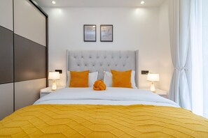 Escritorio y espacio para trabajar con laptop 