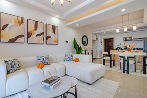 クラシック アパ��ートメント バルコニー シティビュー | リビング エリア | 55 インチのプラズマテレビ (ケーブル放送視聴可)、Netflix、最新映画